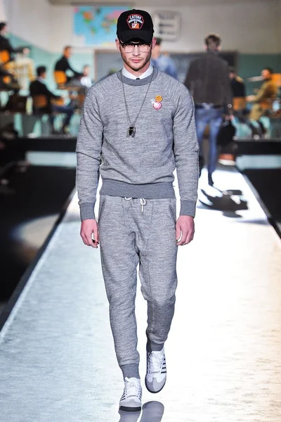 Look 18